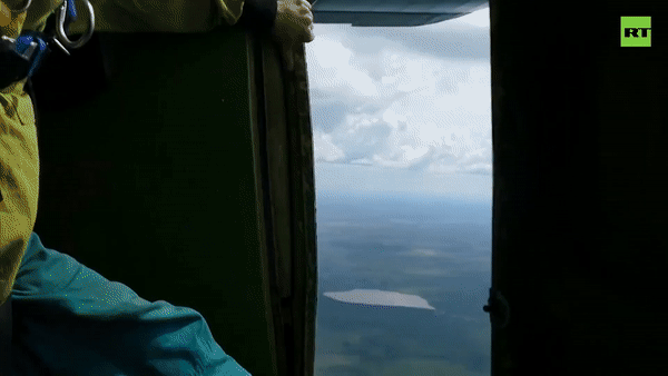 Linh cuu hoa nhay du tu truc thang de dap tat chay rung o Siberia hinh anh