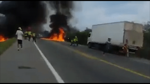 Xe cho dau bi lat, boc chay du doi khien dam dong 'hoi cua' thao chay hinh anh