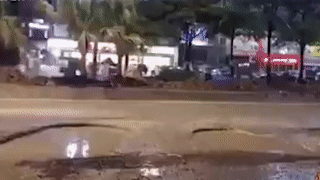 Nhieu phuong tien bi hat tung khi tong vao o ga ngap nuoc hinh anh