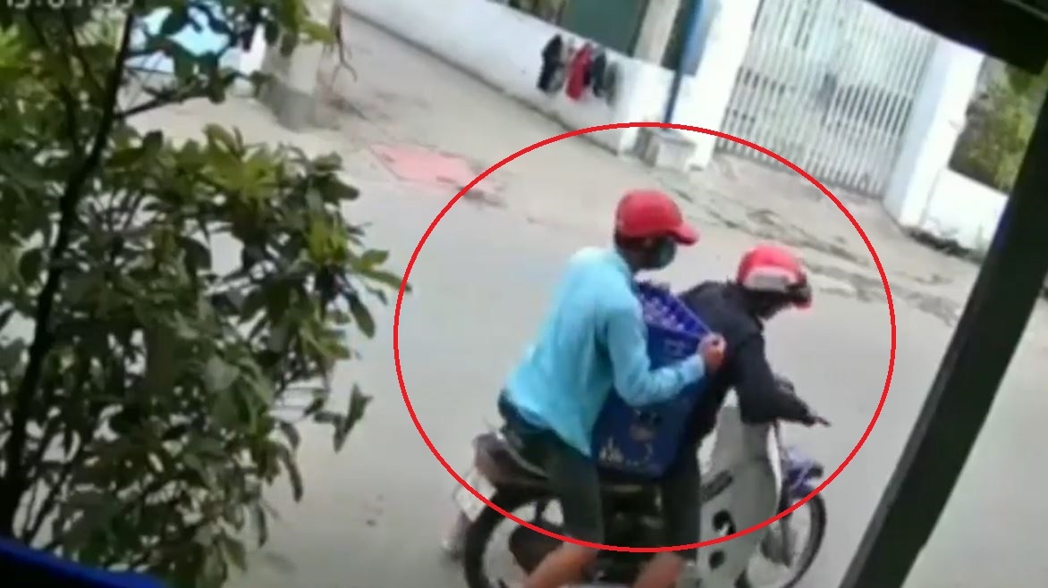 Gia vo lam nguoi di duong de trom 2 ket bia roi bo chay hinh anh