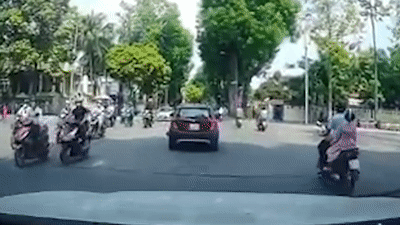 Tai xe tat dau oto bi dam nga xuong duong hinh anh