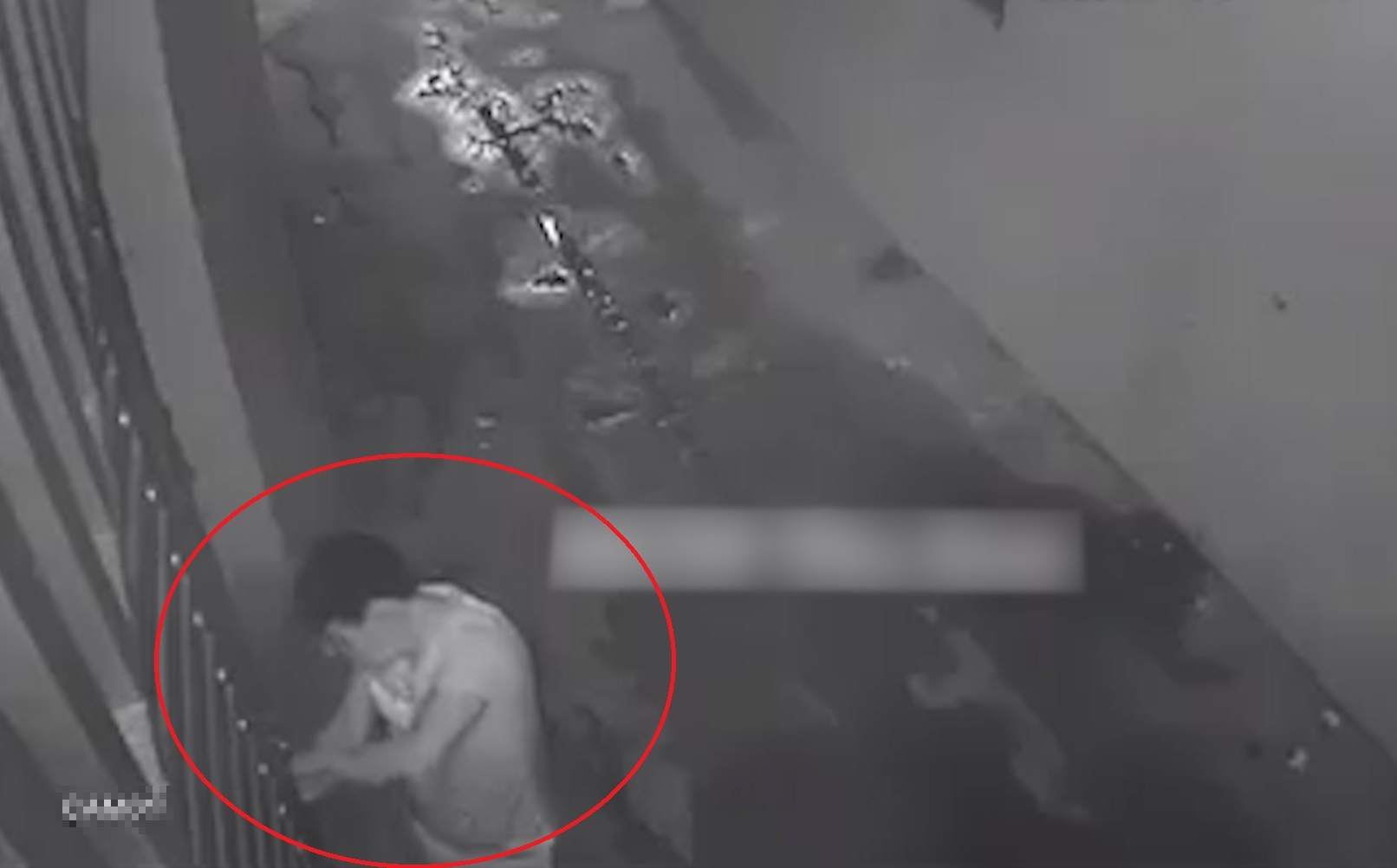 Trom cat khoa vao nha dan lay xe may hinh anh