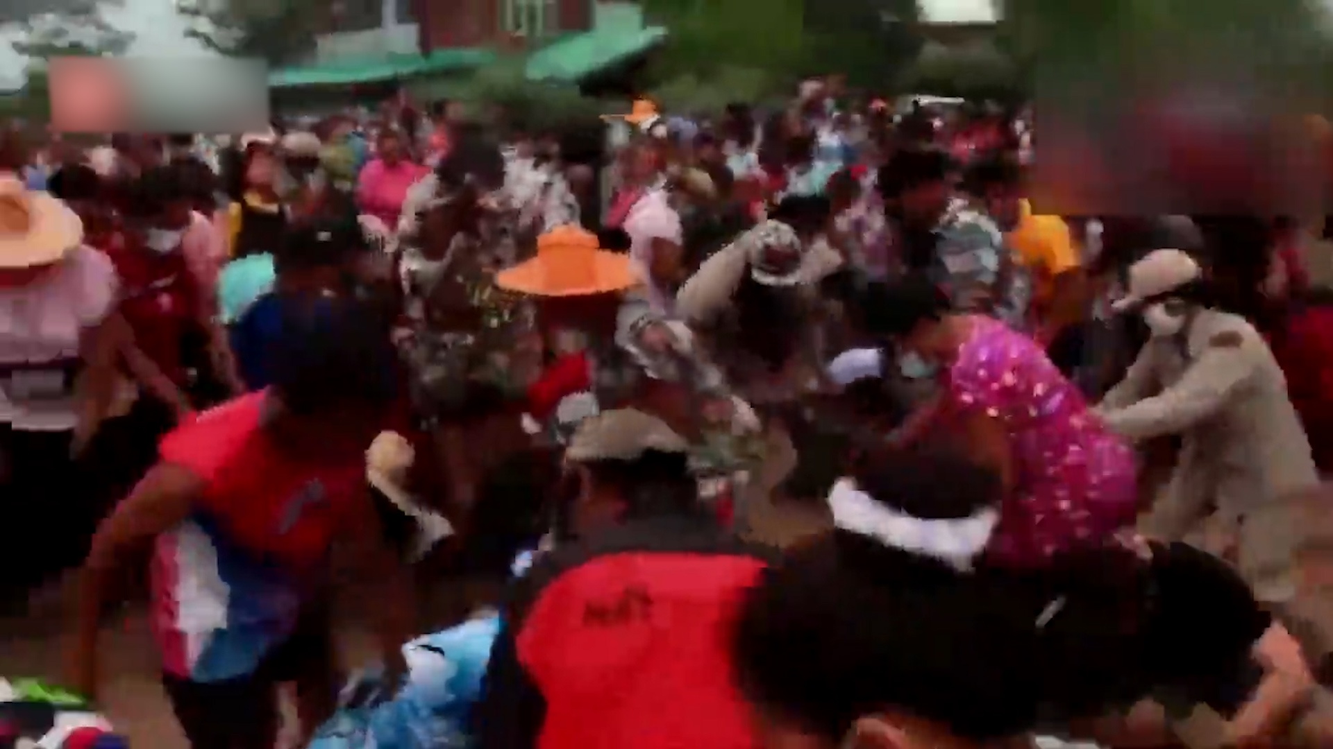 Nguoi phu nu trung so, thue du luon rai tien tren pho o Thai Lan hinh anh