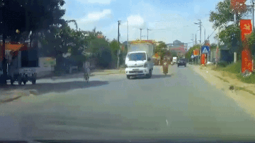 Nguoi chay xe may thoat chet khi nga truoc dau oto hinh anh