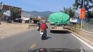 Oto tai thang gap tranh xe may chay lan lan hinh anh