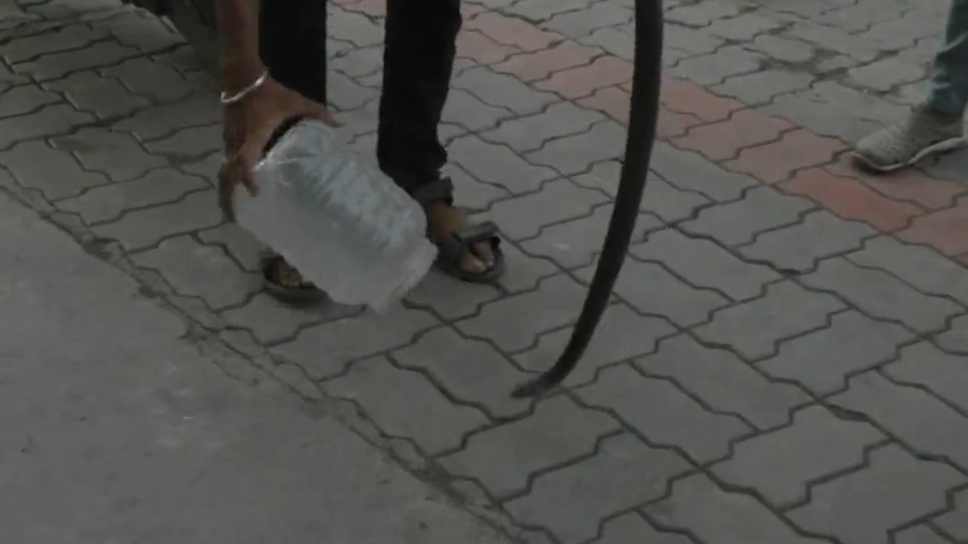 Bi tu choi do xang, nguoi dan ong dem ran den tan cong nhan vien hinh anh