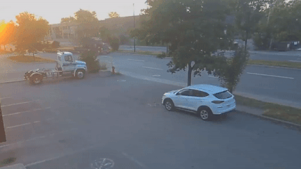 Hai oto phong nhanh dam trung xe container dang sang duong hinh anh