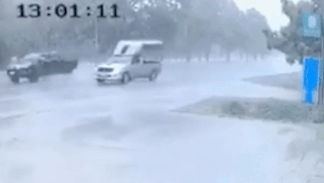 Xe ban tai mat lai tong vao cot dien vi duong tron hinh anh