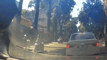 Canh sat bam capo tren chiec oto chay nhu ten ban o Ha Noi hinh anh