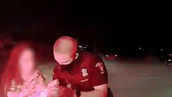 Canh sat nhanh tri cuu song be gai 3 tuan tuoi khong the tho o My hinh anh