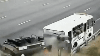 Xe tai dam nat duoi xe buyt dang do tren duong hinh anh