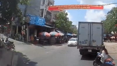 Sang duong au, co gai lai xe may bi oto huc vang hinh anh