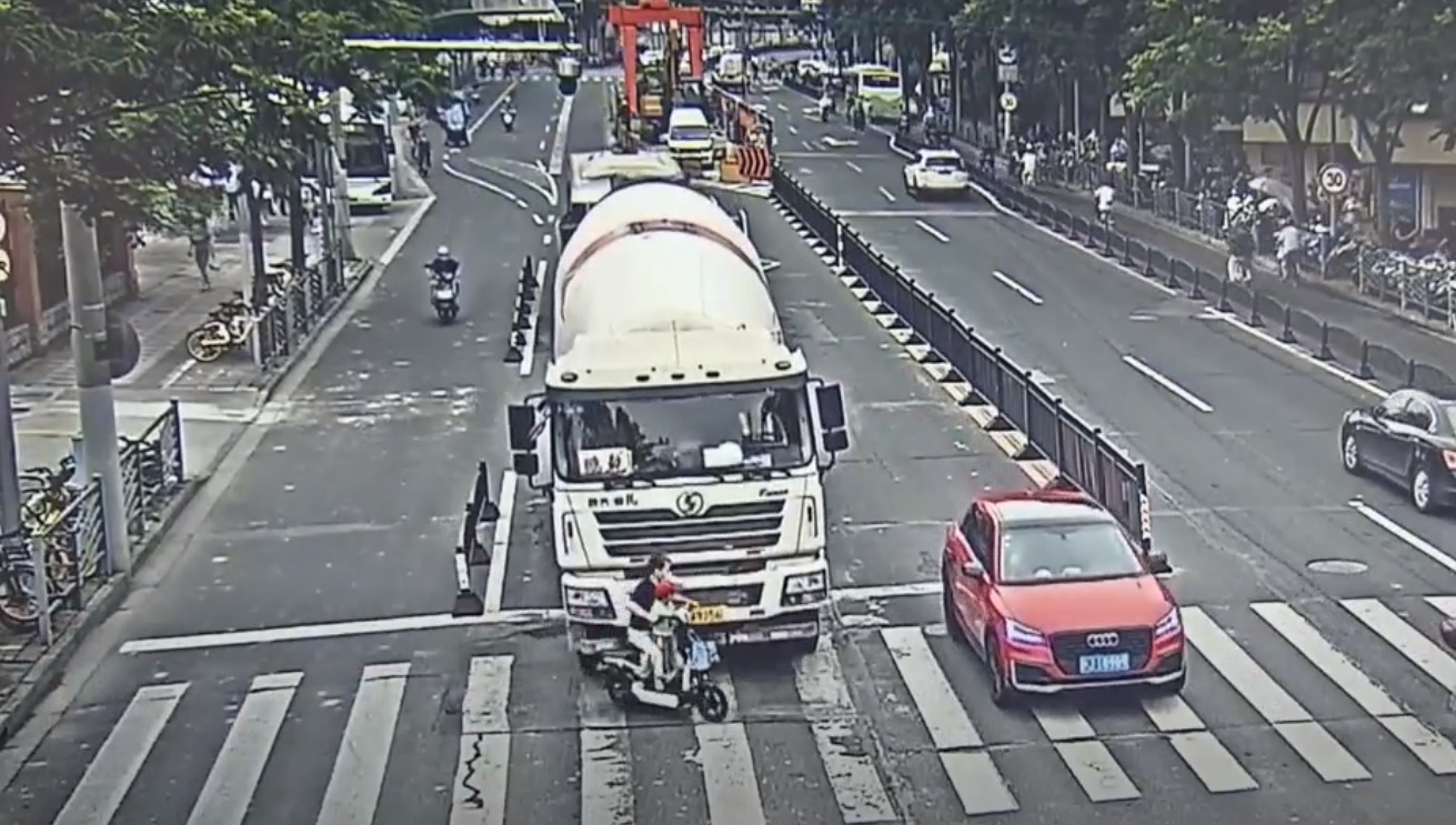 Hai nguoi di xe dien song sot sau khi bi cuon vao gam xe bon hinh anh