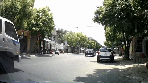 Xe tai bung cua sau, roi thung hang giua duong hinh anh