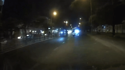 Tai xe oto danh lai tranh dam dong dua xe may hinh anh