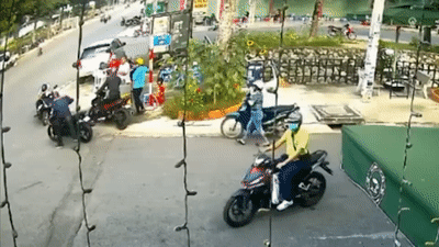 Trom dan canh danh cap xe may ngay truoc mat chu xe hinh anh