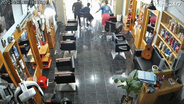 Xe may bi xe lu huc vang vao tiem cat toc hinh anh