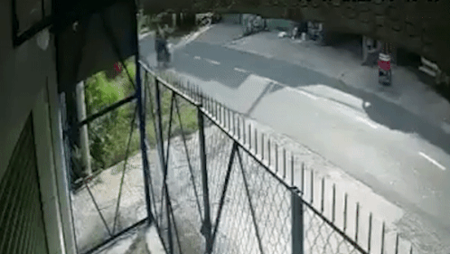 Ten cuop lai xe may phong au di giat do khien 2 nguoi nga ra duong hinh anh