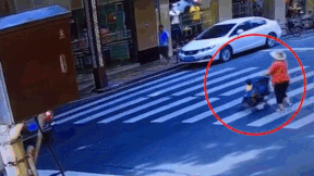 Em be ngoi xe day may man thoat nan khi bi oto tong trung hinh anh