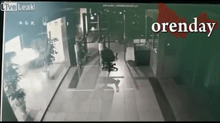 Tai xe dieu khien oto lao vao van phong cong ty hinh anh