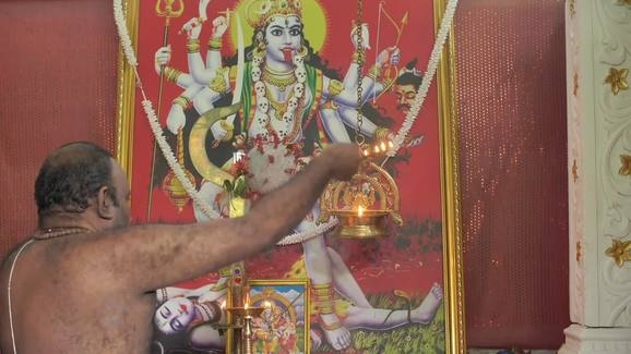 Nguoi dan ong tho 'nu than corona' de mong day lui dich Covid-19 hinh anh