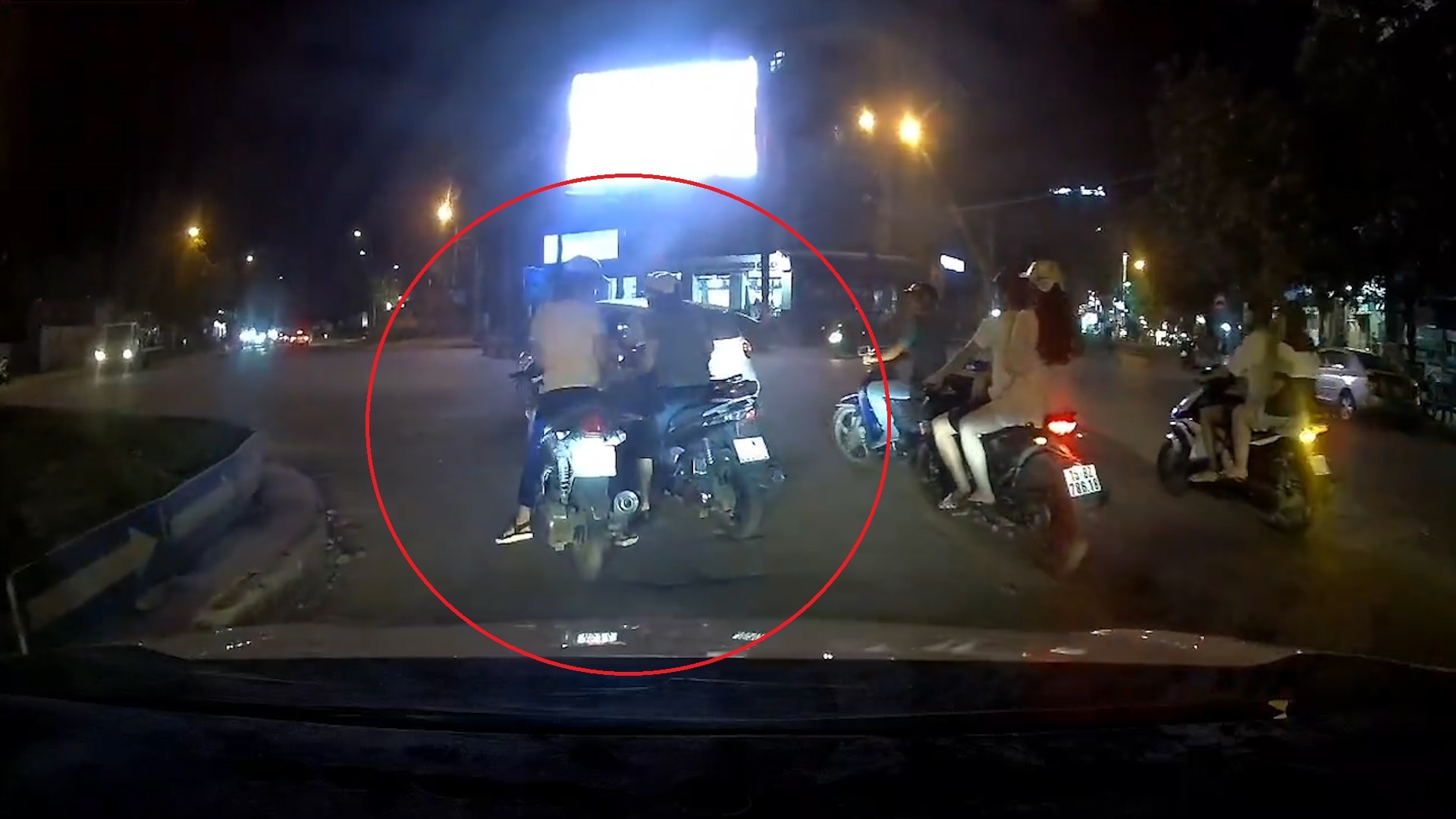 Hai nguoi phu nu dung xe may de tam su giua nga nam hinh anh