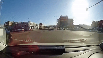 Oto phong nhanh, vuot den do gay tai nan cho xe may tai Nam Phi hinh anh