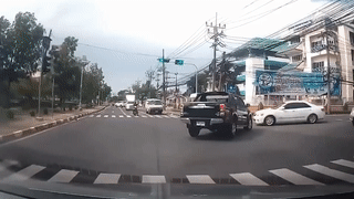 Oto phong nhanh qua nga ba lao len via he dam do cot dien hinh anh