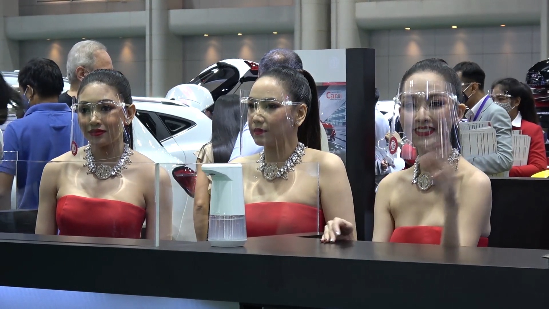 Nguoi mau deo mat na chong giot ban tai trien lam xe o Thai Lan hinh anh