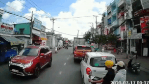 Xe may vuot au, tat dau oto gay tai nan roi bo chay hinh anh