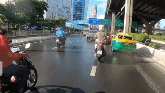 Tai xe mat tap trung, dam manh vao duoi xe ban tai tai Thai Lan hinh anh