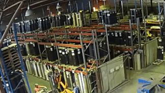 Lua bung len o nha kho tai Nga trong luc cong nhan lam viec hinh anh