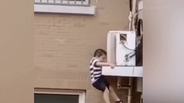 Nguoi dan ong cuu song be trai roi tu tang 4 o Trung Quoc hinh anh