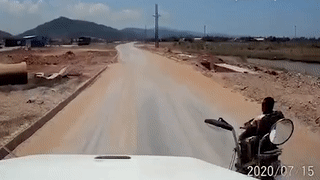 Xe may truot nga truoc dau xe container may man thoat chet hinh anh