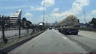 Mieng sat xe bon bung ra roi truoc dau oto hinh anh