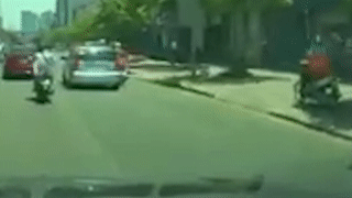 Oto lan lan ep xe may nga xuong duong hinh anh