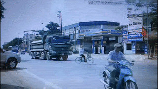 Xe tai dam vao cu ong bang qua duong dot ngot hinh anh