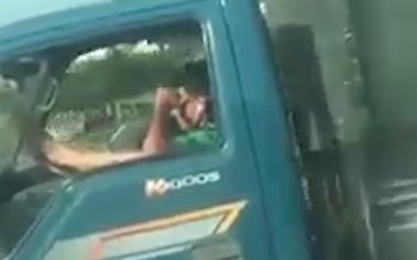 Tai xe dung chan lai xe tai tren duong hinh anh