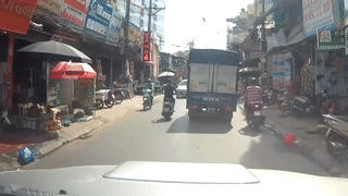 Nam thanh nien lai xe may vuot au, suyt bi xe tai can trung hinh anh