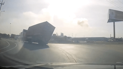 Xe container lat ngang tren cao toc khi om cua hinh anh