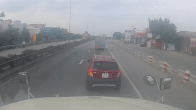 Oto suyt bi tong khi lang lach truoc dau xe container hinh anh