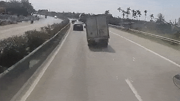 Xe tai chao dao suyt bi lat hinh anh