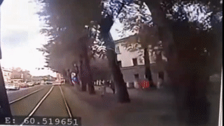 Thanh nien lao vao dau xe dien o Nga may man song sot hinh anh