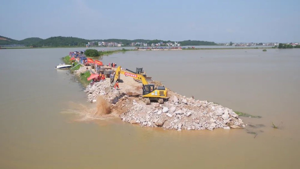 118 gio va de vo do mua lu tai ho nuoc ngot lon nhat Trung Quoc hinh anh