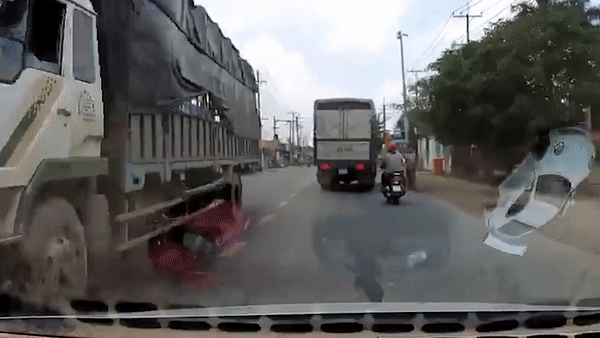 Xe taxi gay guong chieu hau khi lan lan va vao xe tai hinh anh