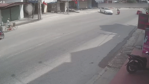 Nguoi chay xe may suyt chet sau khi va vao oto quay dau bat can hinh anh