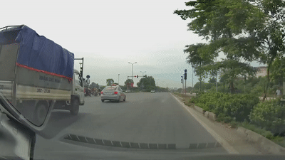 Xe tai huc taxi khi dung den do hinh anh