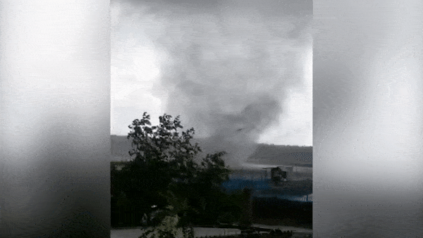 Con loc xoay nuoc tan pha trai thuy san cua nguoi dan o An Do hinh anh