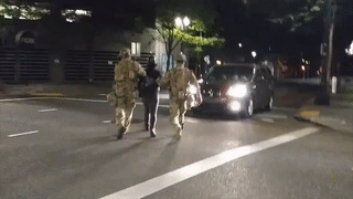 Dac vu My dung xe bi an de bat giu nguoi bieu tinh hinh anh