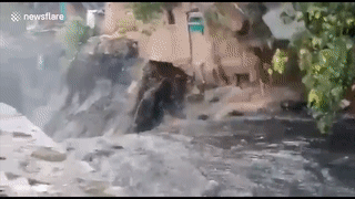 Toa nha 2 tang do sap sau con mua lon o An Do hinh anh